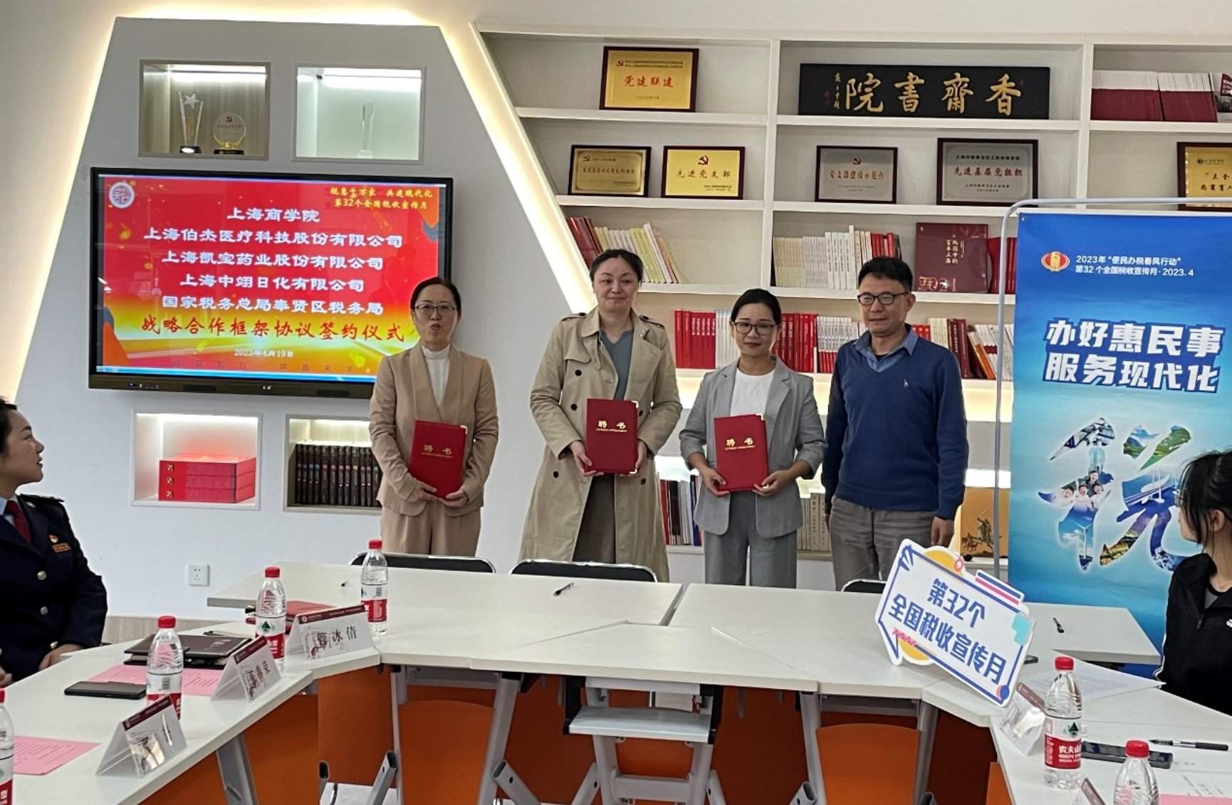 张期陈副院长颁发兼职教师聘书 张期陈副院长颁发兼职教师聘书