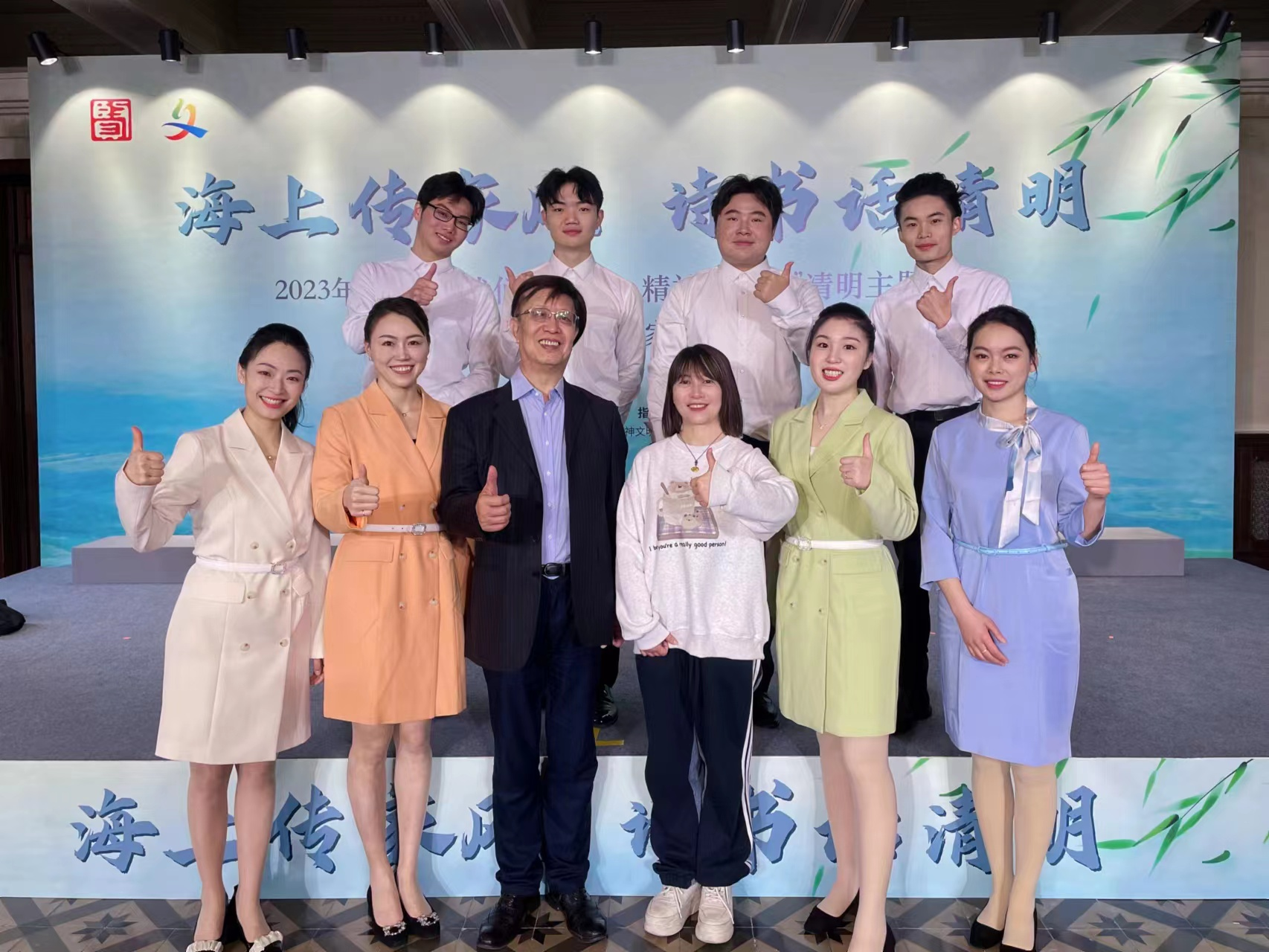 演出结束合影留念 演出结束合影留念