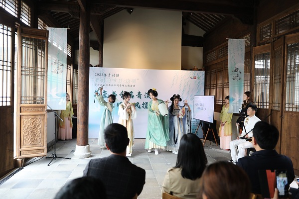 汉服社学生们表演走秀和中国舞 汉服社学生们表演走秀和中国舞