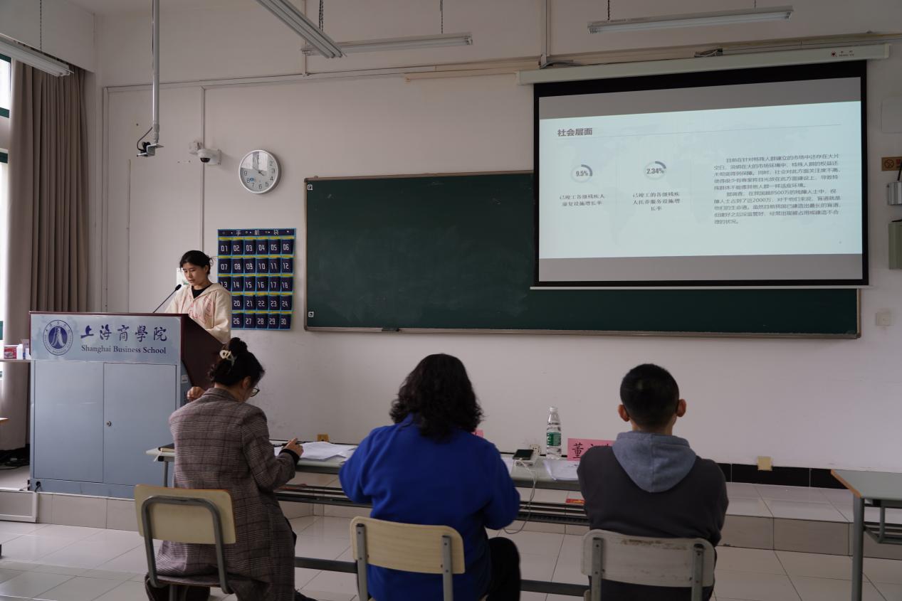 图为选手展示自己的立项项目 图为选手展示自己的立项项目