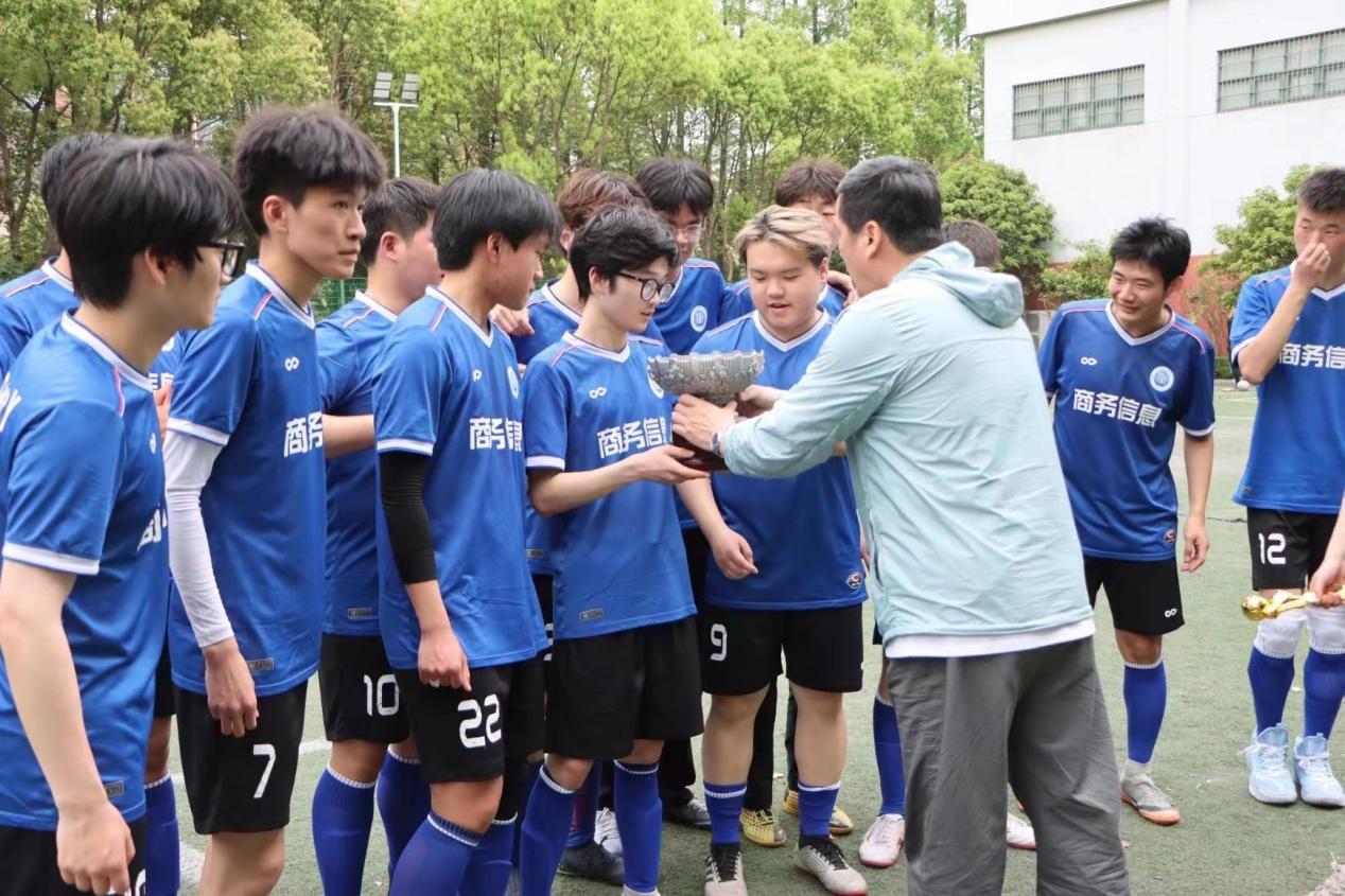 荣院长为商务经济学院颁发奖杯并寄语