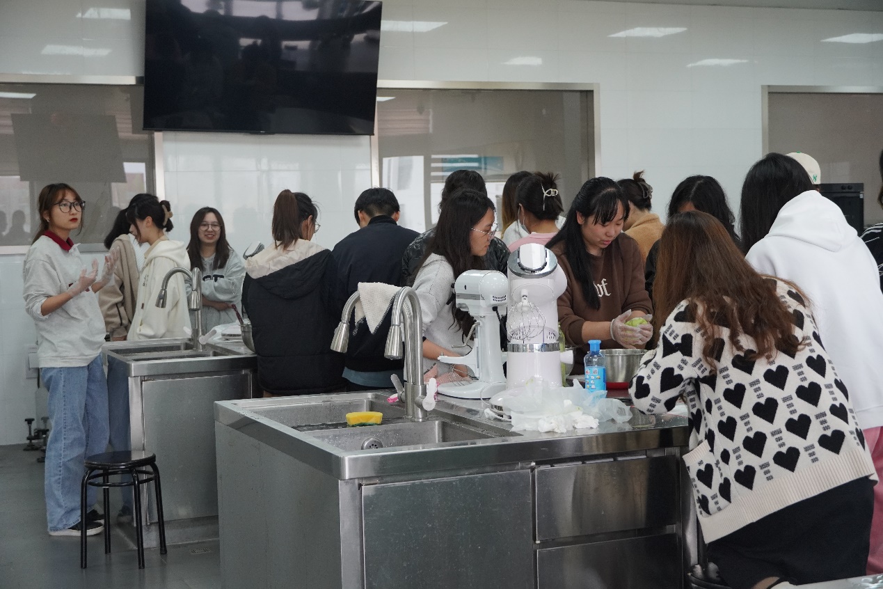 图为同学们制作青团 图为同学们制作青团