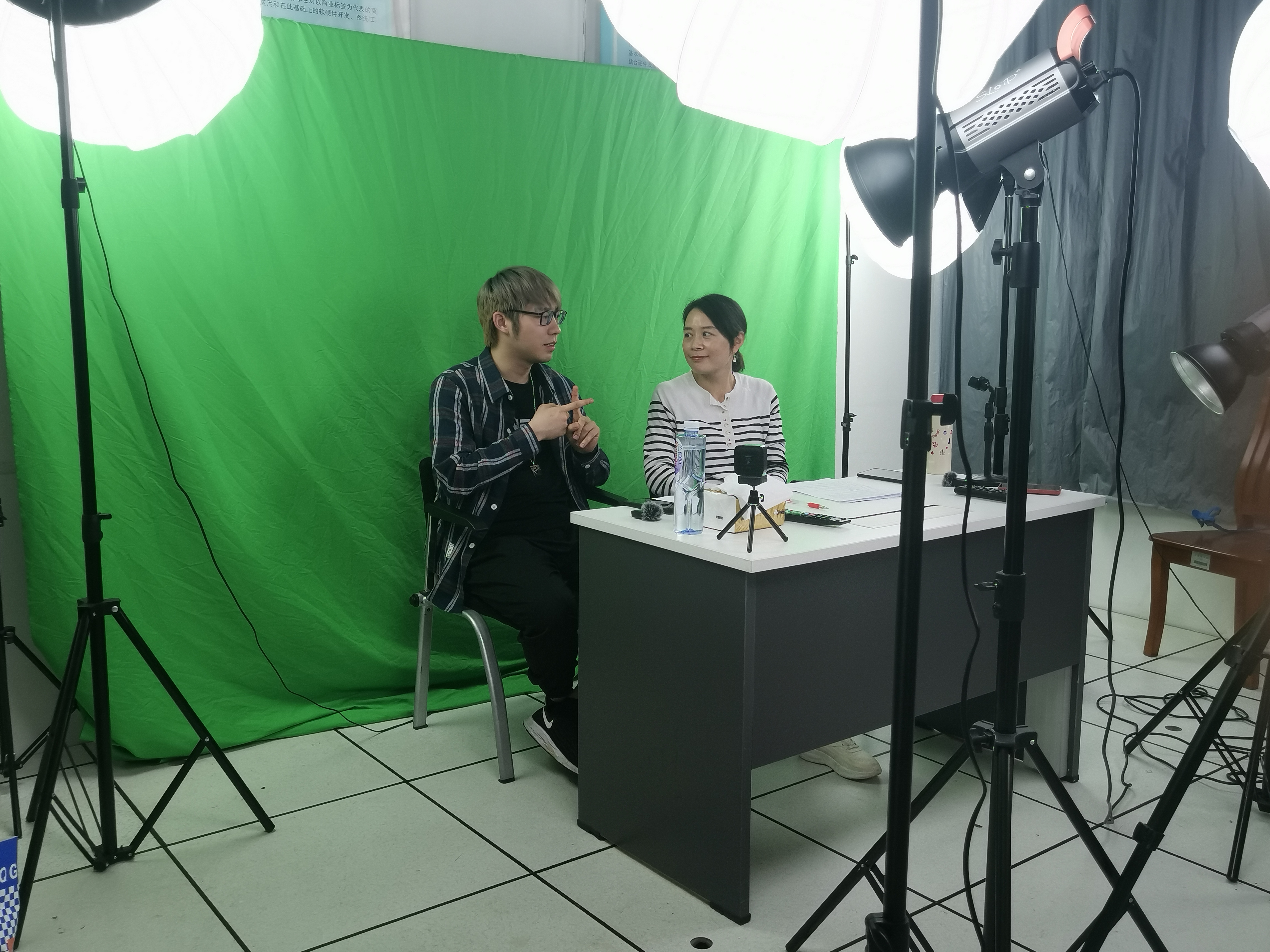 幕后直播照片 幕后直播照片