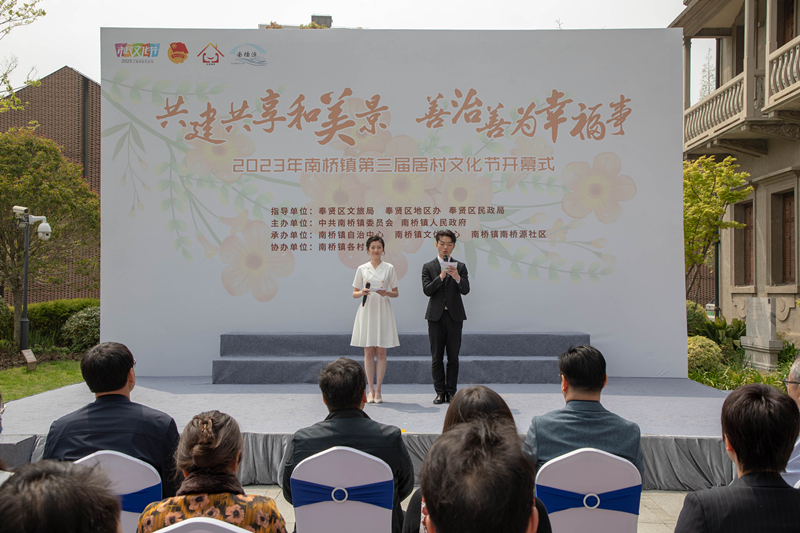 我校大学生艺术团主持队同学在台上主持 我校大学生艺术团主持队同学在台上主持