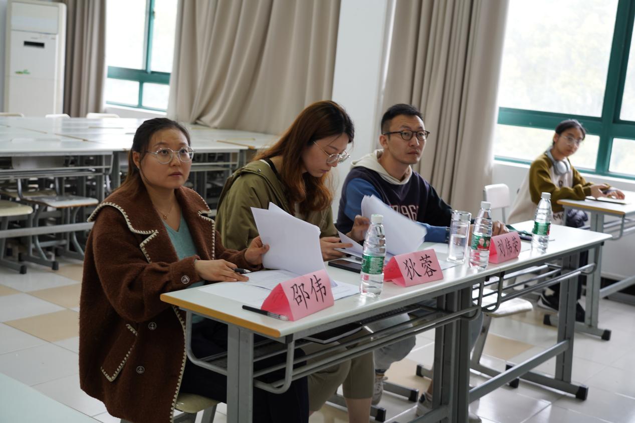 图为评审老师聆听选手答辩 图为评审老师聆听选手答辩