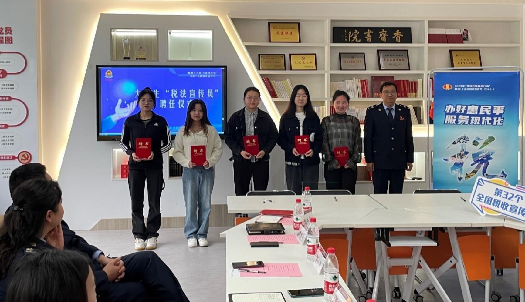 王晓东副局长为税收学专业学生代表颁发税务宣传员聘书 王晓东副局长为税收学专业学生代表颁发税务宣传员聘书