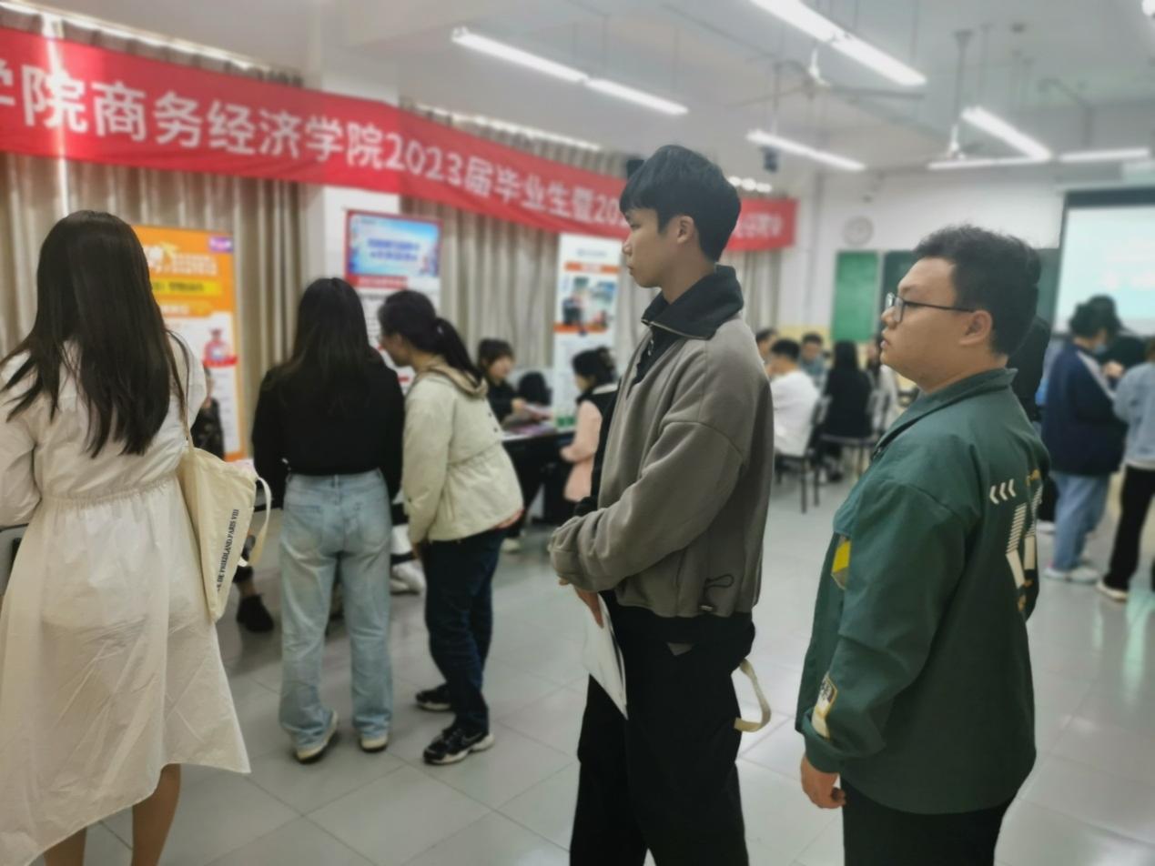 同学排队参加企业应聘