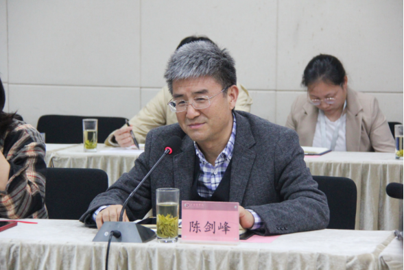 图为副校长陈剑峰讲话