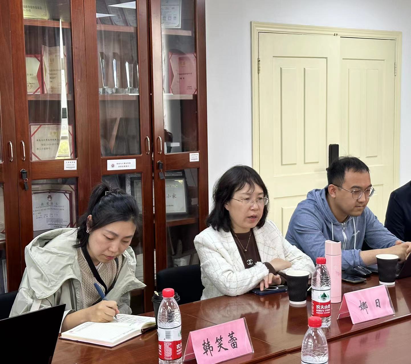 与会教师参与讨论 与会教师参与讨论