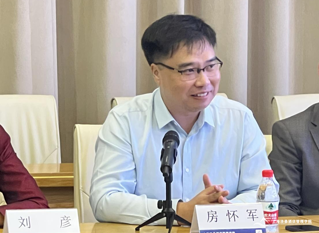 图为房怀军介绍三亚中瑞校园酒店 图为房怀军介绍三亚中瑞校园酒店