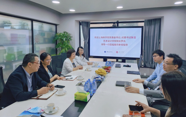 图为宾主双方深入交流合作事宜