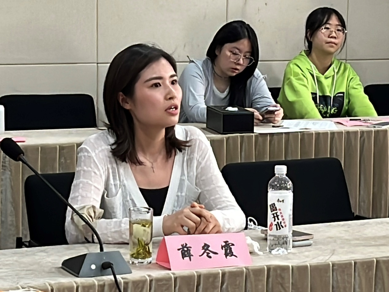 校友薛冬霞发言