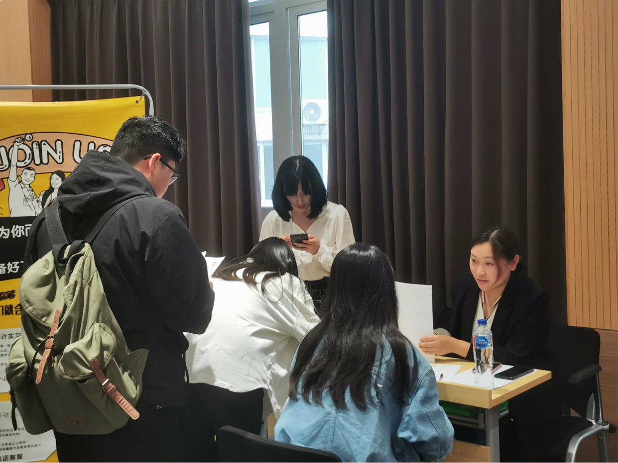 图为招聘会现场