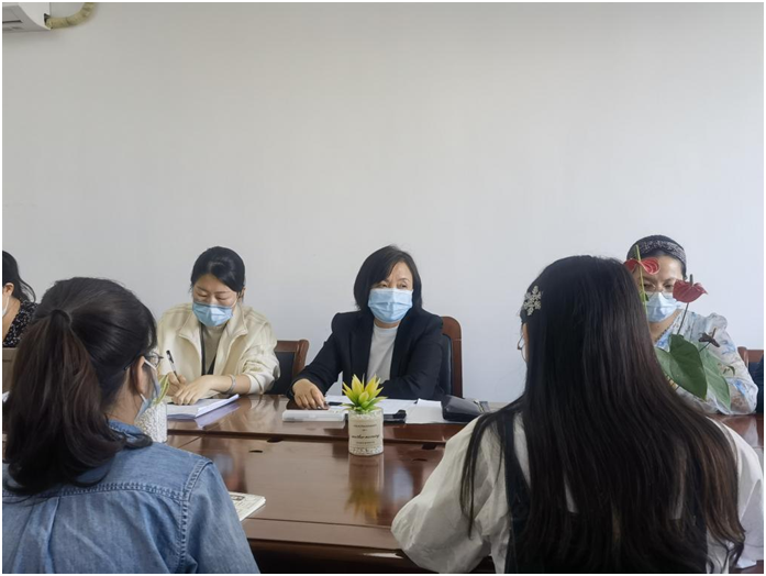 图为文法学院党总支书记冯国珍发表心得