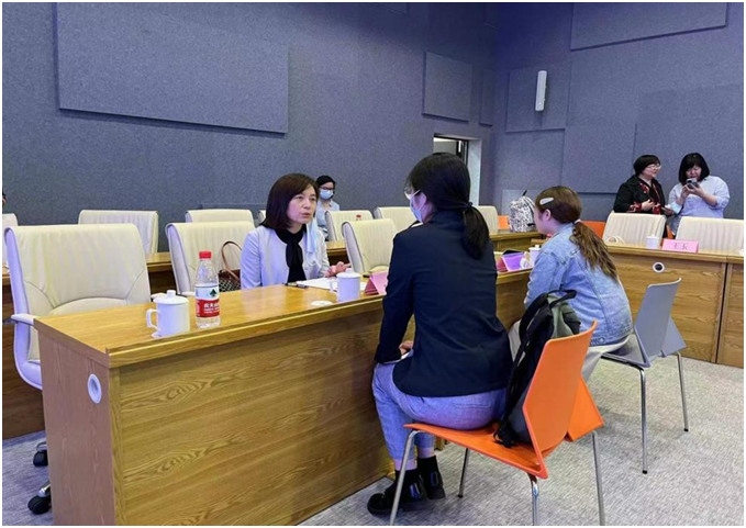 图为洽谈会现场 图为洽谈会现场