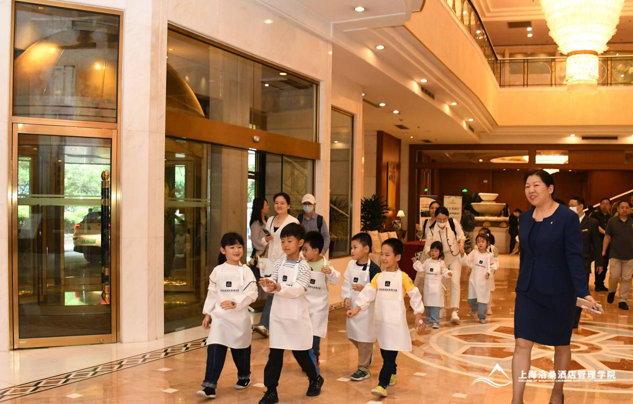 图为小朋友们参观酒店 图为小朋友们参观酒店