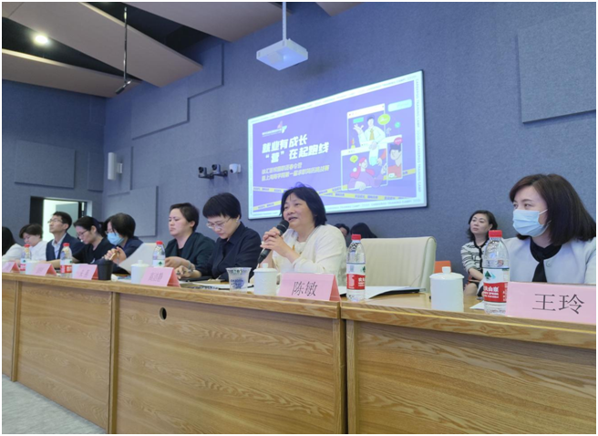 图为评委点评 图为评委点评