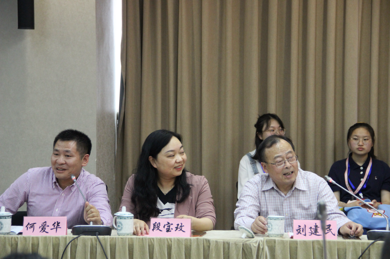 法学系主任何爱华向校友们汇报专业建设现状