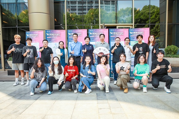 我校教师及学生代表和与会嘉宾合影 我校教师及学生代表和与会嘉宾合影