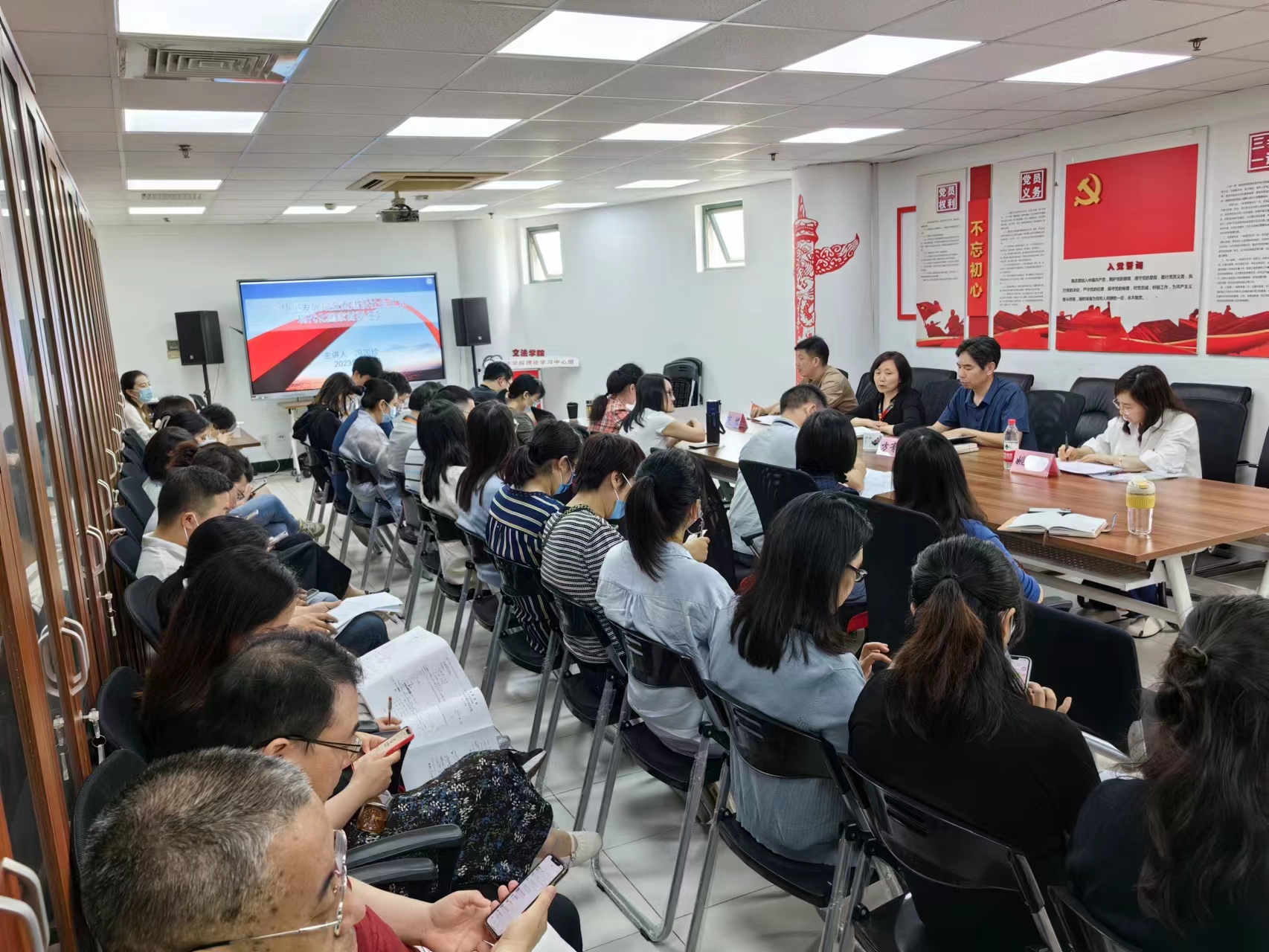 与会教师分享交流