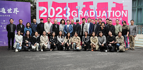 图为本届毕业设计（论文）答辩活动部分评委合影