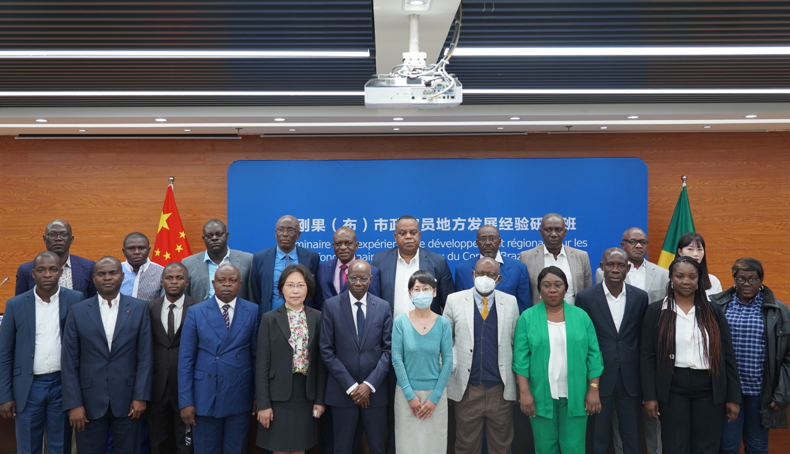 图为研修班合影