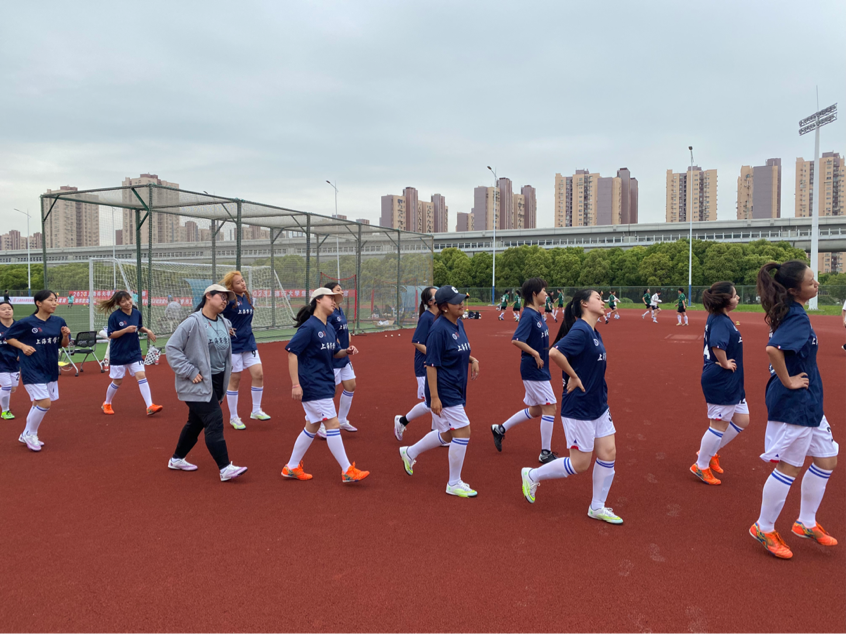 女足队员在热身