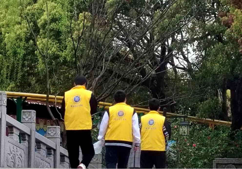 同学正在维护公园环境