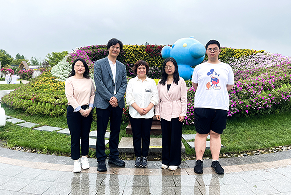 图为参展师生在花展现场合影