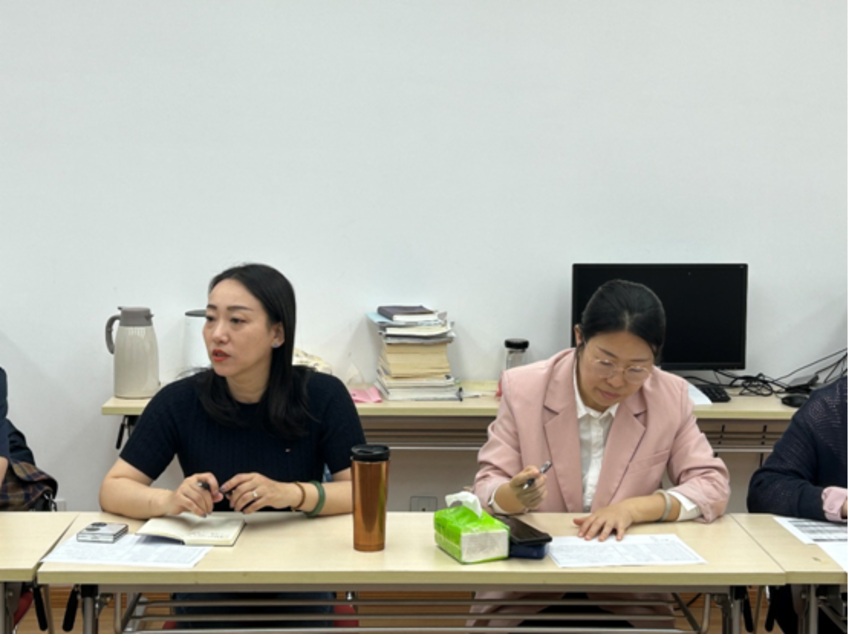 图为伊铭与党员同志进行交流