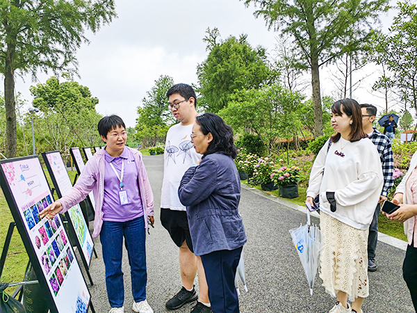 图为企业负责人向校党委副书记、副校长劳晓芸介绍主题花品种及应用情况