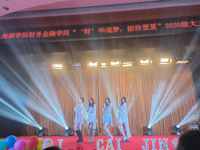 图为欢送会现场