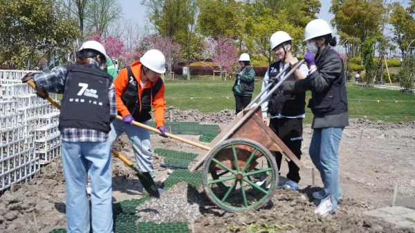 学生施工现场运材料