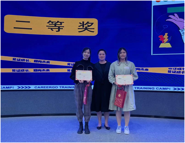 图为朱燕为二等奖同学颁奖 图为朱燕为二等奖同学颁奖