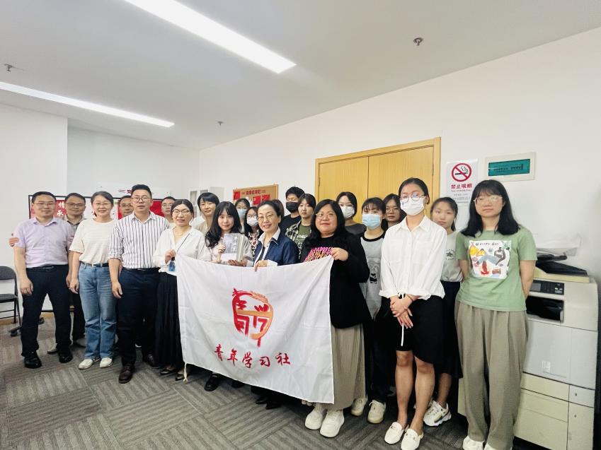 阅读赠书主题活动合影 阅读赠书主题活动合影