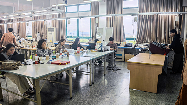 图为服装与服饰设计专业学生在参加答辩