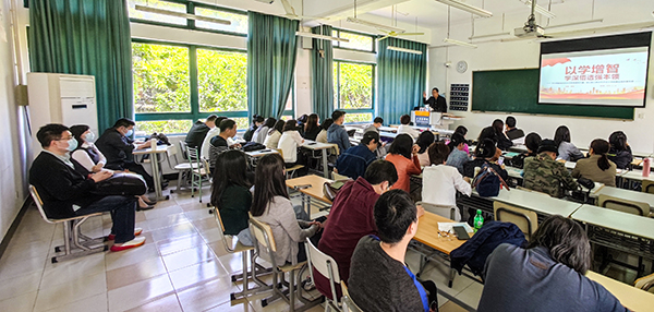 图为罗兵院长结合主题教育部署学院近期工作 图为罗兵院长结合主题教育部署学院近期工作