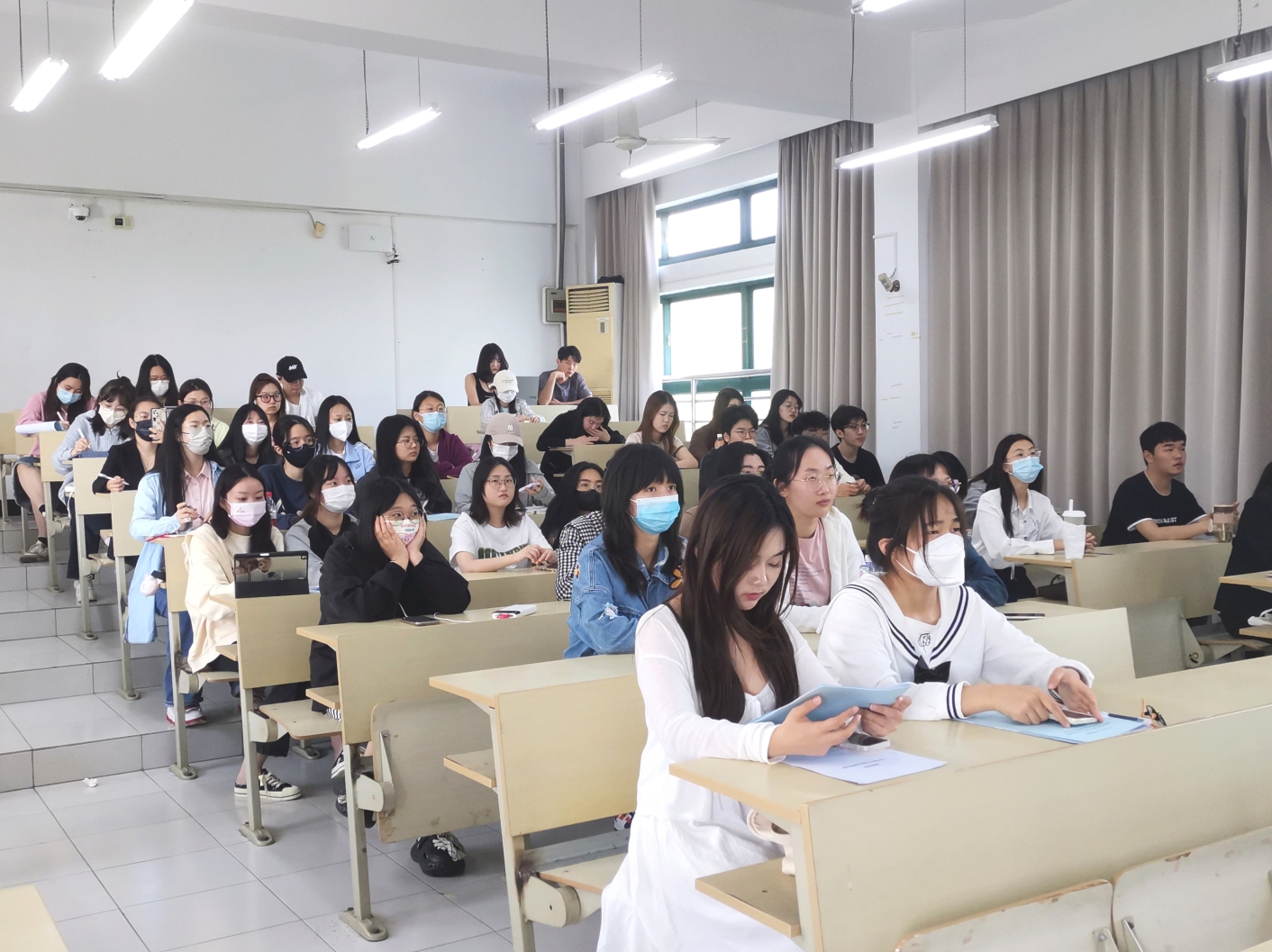 图为同学们认真听讲 图为同学们认真听讲