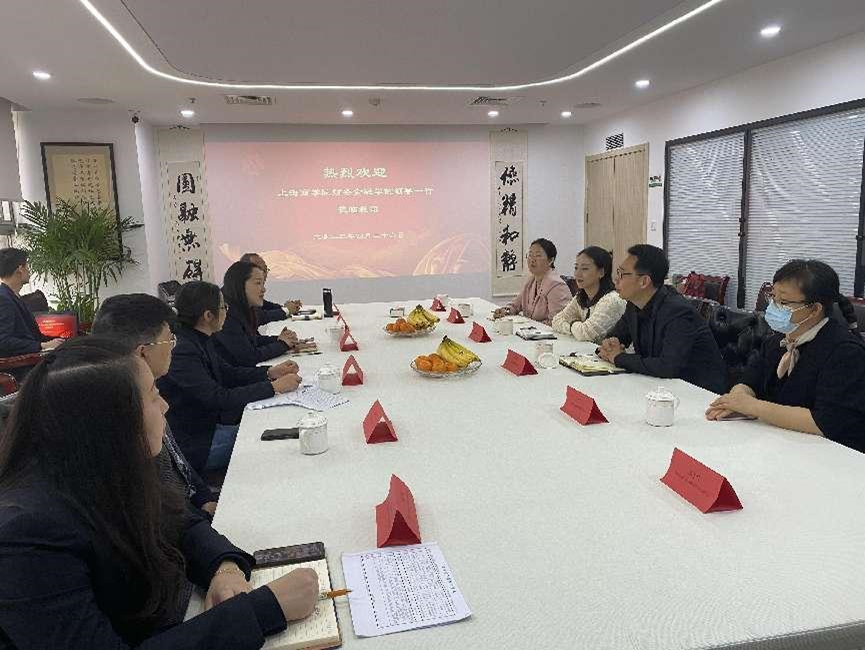 图为领导班子走访企业