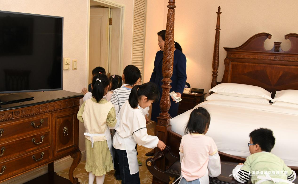 图为小朋友们参观酒店 图为小朋友们参观酒店