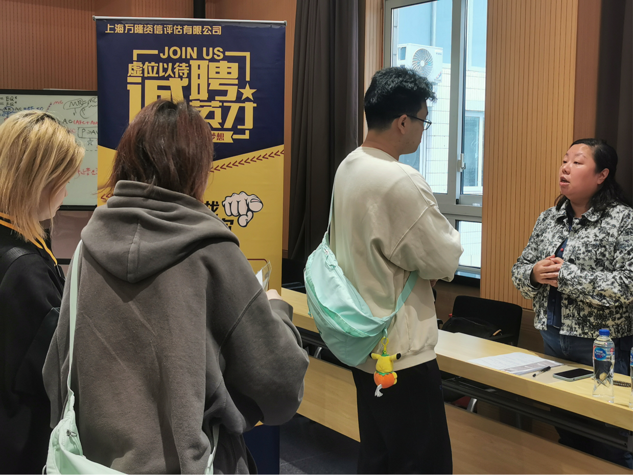 图为招聘会现场