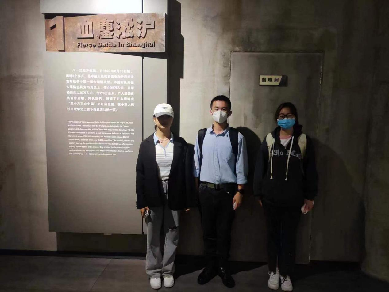 以小组为单位合影