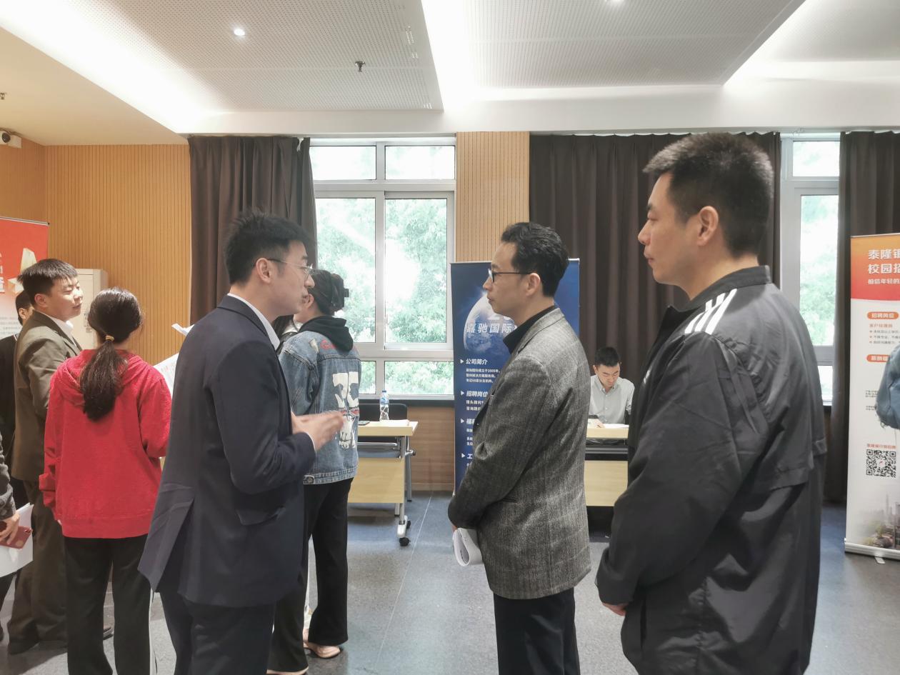 图为现场与企业互动交流