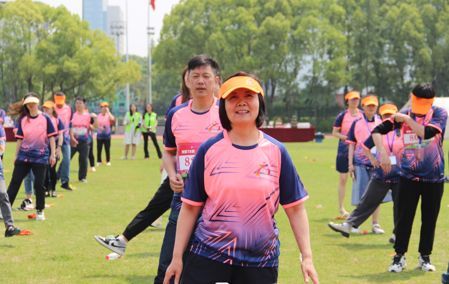 文法学院的教职工代表与文法学院校友们一同参与了校友健康悦跑活动