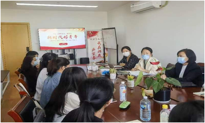 图为党总支副书记沈爱玲讲授党课