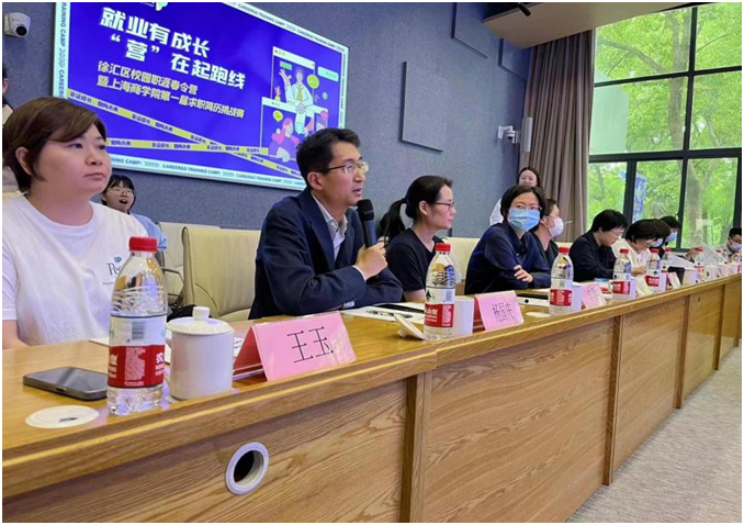 图为评委点评 图为评委点评