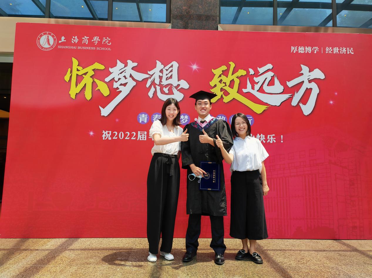 左一为段耀婷老师