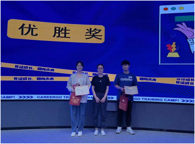 图为辛晨为优胜奖同学颁奖 图为辛晨为优胜奖同学颁奖