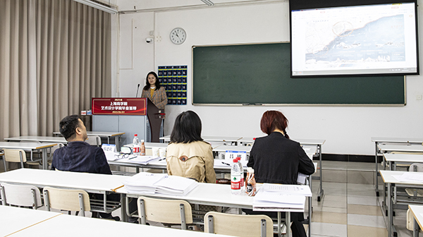 图为园林景观设计系专业学生在参加答辩