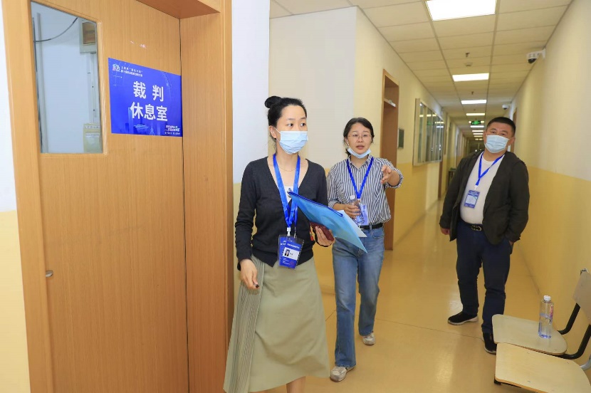 上海市职业技能鉴定中心督导李郁、毛伯强现场指导工作 上海市职业技能鉴定中心督导李郁、毛伯强现场指导工作